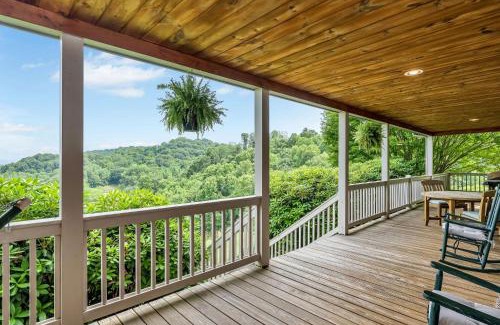 Grassy Creek House | Close to Grayson Highlands, Outdoor Fireplaces, Sleeps 11, Dogs Welcome