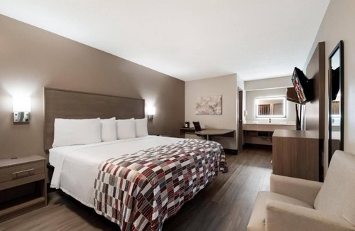 Twin Brook Hotel | Close to Hamilton Place Mall | 2 Budget Friendly Rooms | Pets are Allowed