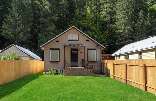 Wallace House | Close to Hiawatha Tr. and Skiing w/HOT TUB