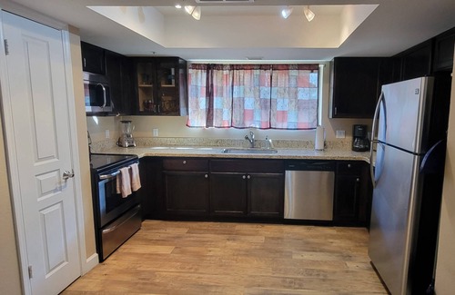 South Scottsdale Condo | Close to it ALL! Old Town Mins Away, Short Drive to ASU Campus, Garage Prking, Workstation w/Printer