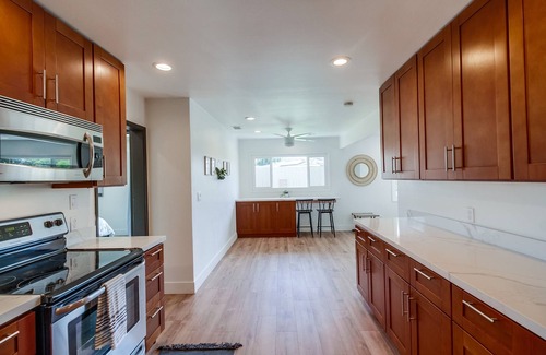 Del Cerro House | Close to it all + putting green, hot tub, fire pit