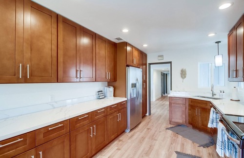 Del Cerro House | Close to it all + putting green, hot tub, fire pit
