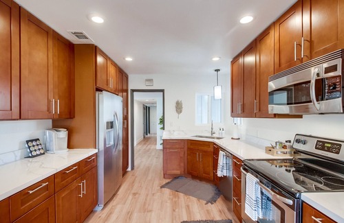 Del Cerro House | Close to it all + putting green, hot tub, fire pit