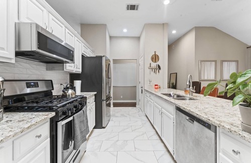 Round Rock House | Close to Kalahari King Beds Fast Wifi 3BR