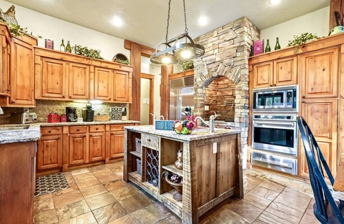McCall Cabin | Close to Lake, Arcades, Firepit, Hot Tub