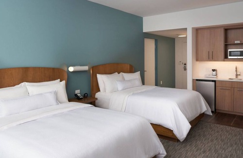 Williamsburg House | Close to Local Attractions! 2 Spacious Accommodation | Free Breakfast + Pool