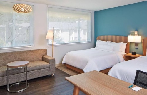 Williamsburg House | Close to Local Attractions! 2 Spacious Accommodation | Free Breakfast + Pool