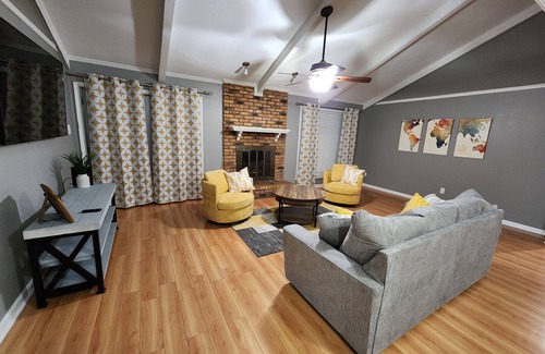 Red Chute Bed & Breakfast | Close to Louisiana Down's Casino. nA charming 3-bedroom house, great amenities!