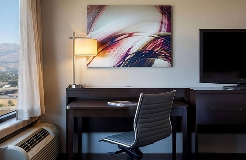 Milpitas Hotel | Close to Major Highways | Affordable Room Ideal For Family Stay | Fitness Center