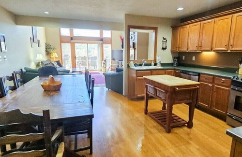 Holiday Island House | Close to Marina, Boat Parking, Golf, Kayaking