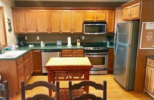 Holiday Island House | Close to Marina, Boat Parking, Golf, Kayaking
