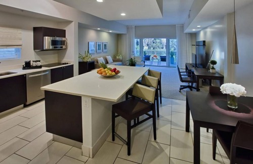 Ludlam House | Close to Miami Int' Airport! 2 Covenient Rooms w/Kitchen | Outdoor Pool
