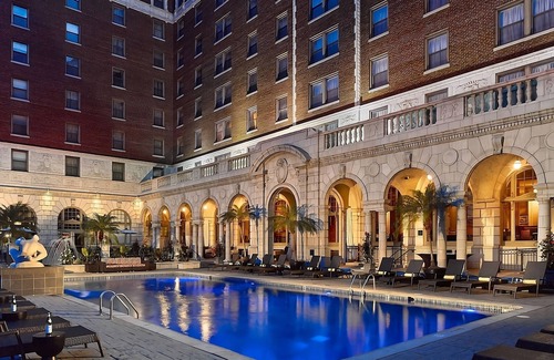 Central West End Apartment | Close to Missouri History Museum! Pets Allowed! Parking, Pool, and Cinema!