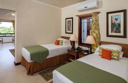 Maynards Hotel | Close to Mullins Beach and Animal Flower Cave! Outdoor Pools, Parking!