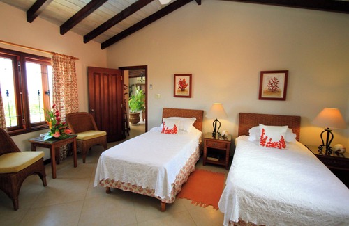 Maynards Hotel | Close to Mullins Beach and Animal Flower Cave! Outdoor Pools, Parking!