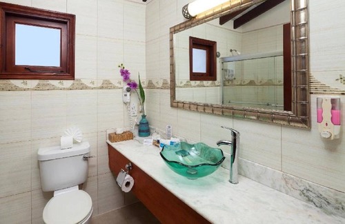 Maynards Hotel | Close to Mullins Beach and Animal Flower Cave! Outdoor Pools, Parking!