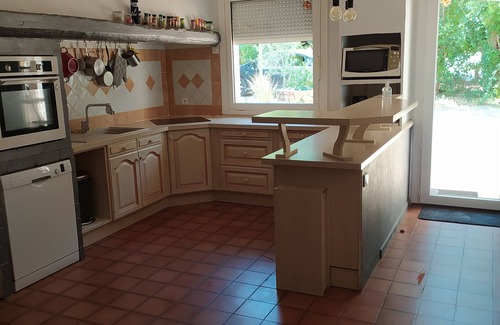 Parignargues Villa | Close to Nimes, the calm of a village in a beautiful villa with swimming pool.