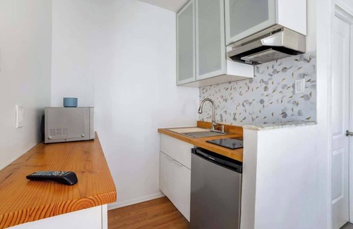 Queens Apartment | Close to NYC! Relaxing Quiet Studio in Woodside
