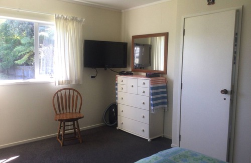 Bowentown House | Close to ocean beach, harbour , boating club
