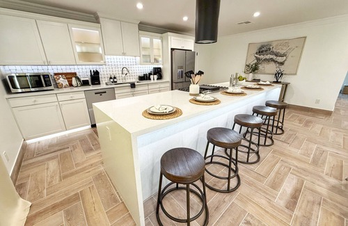 Scottsdale Estates Nine House | Close to Old Town! Heated Pool + HUGE hot tub. Chic & Cozy Scottsdale home!