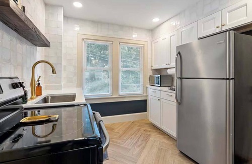Clintonville Apartment | Close to OSU Rooftop Patio Grill & Outdoor TV