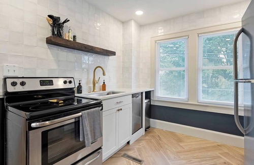 Clintonville Apartment | Close to OSU Rooftop Patio Grill & Outdoor TV