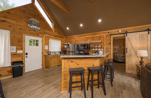 Sevierville Cottage | Close to Outlets*Putting Green*Easy Access Roads*Wifi