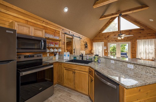 Sevierville Cottage | Close to Outlets*Putting Green*Easy Access Roads*Wifi