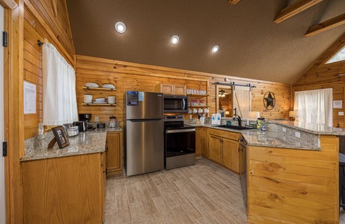 Sevierville Cottage | Close to Outlets*Putting Green*Easy Access Roads*Wifi