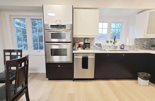 Richmond Hill House | close to park lake, convenient to restaurant, coffee shops, banks, superstore.