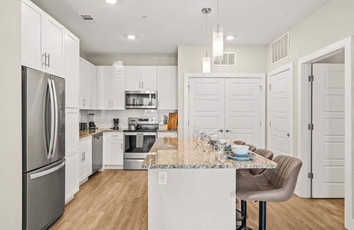 Southeast Orlando Apartment | Close to Parks King apt | Pool | Gym |Pets allowed