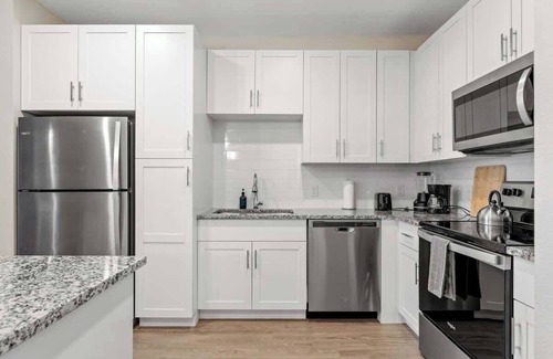 Southeast Orlando Apartment | Close to Parks Retreat with KingBed & Pet-Friendly