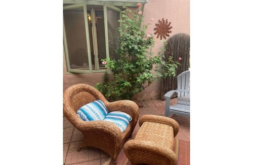 Santa Fe House | Close to Plaza!Charming Private 2 bedroom Casita, 2 fenced quiet courtyards