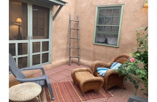 Santa Fe House | Close to Plaza!Charming Private 2 bedroom Casita, 2 fenced quiet courtyards
