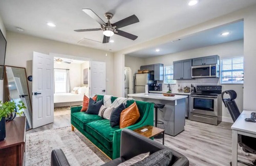 Greater East End Apartment | Close to PNC Stadium | Smart Apt | King bed | WiFi!