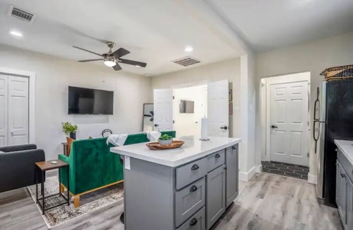 Greater East End Apartment | Close to PNC Stadium | Smart Apt | King bed | WiFi!
