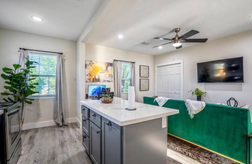 Greater East End Apartment | Close to PNC Stadium | Smart Apt | King bed | WiFi!
