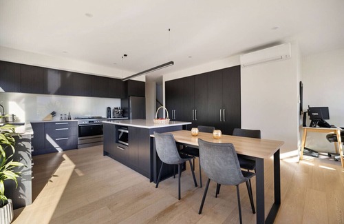 Kawarau Falls House | Close to remarkable ski field, parking and warm.