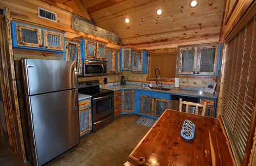 Hochatown Cabin | Close to restaurants, lake, state park & Safari.