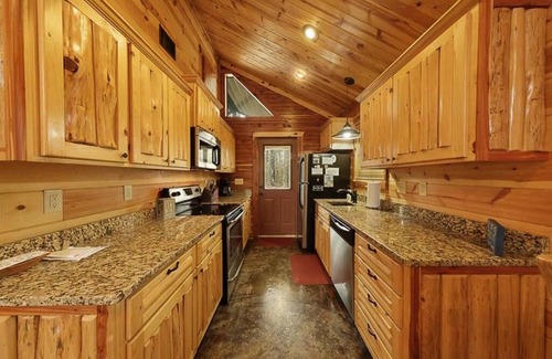 Hochatown Cabin | Close to restaurants & state park. Sleeps 2. Hot tub.