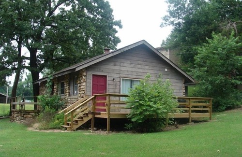 Hardy Cabin | Close to river for fishing, canoes, kayaks, tubing, swimming, antiques in town