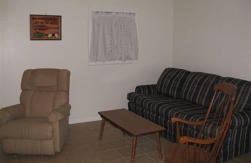 Hardy Cabin | Close to river for fishing, canoes, kayaks, tubing, swimming, antiques in town