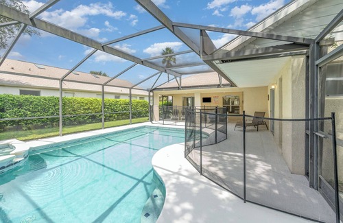 Orange Tree House | Close to Shops, Theme Parks & Restaurants with Pool, Spa & Games Room (16026)