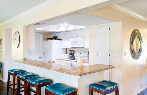 Gulf Gate Estates Apartment | Close to Siesta Key, Shopping, Restaurants & More!