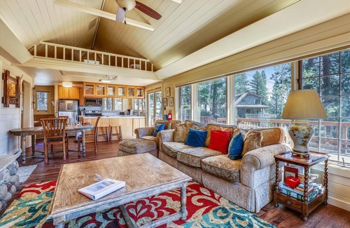 Cedar Flat House | Close to Skiing/Snowboarding, Private Hot Tub, Dogs Welcome-Moondance Cottage