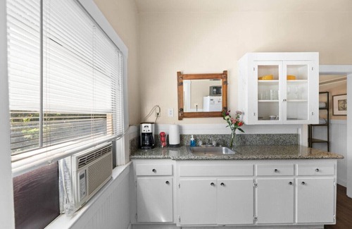 Midtown Sacramento Apartment | Close to State Capitol | Mins to Southside Park