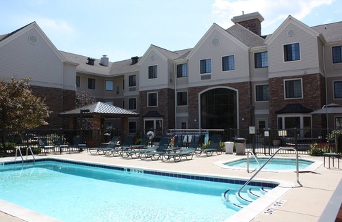 East Paris Apartment | Close to the Airport! | Seasonal Outdoor Pool + Hot Tub + Free Breakfast