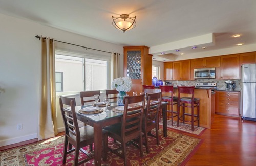 Mission Beach Condo | Close to the Aquatics Center, this bayfront unit brings all the water fun!