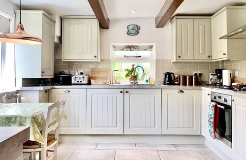 Icklesham Cottage | Close to the beach and to historic Rye - delightful 3 bed Cottage & garden