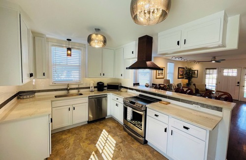 St. Augustine Cottage | Close to the Beach and Downtown! Nestled near the Bridge of Lions.